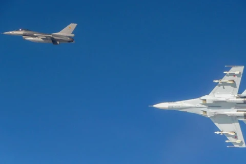 Máy bay Su-27 của Nga đảo hướng khi bay cạnh máy bay F-16 của Bỉ (Nguồn: CNN)