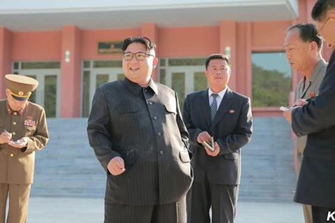 Bức ảnh của KCNA cho thấy điếu thuốc trên tay ông Kim Jong Un vẫn đang bốc khói (Nguồn: CNN)