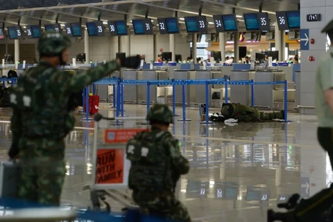 Lính rà phá bom Trung Quốc kiểm tra chiếc túi mà kẻ tấn công bỏ lại ở sân bay Pudong (Nguồn: CNN)