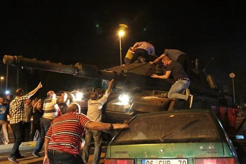 Người biểu tình leo lên xe tăng của quân đội ở Thổ Nhĩ Kỳ (Nguồn: USA Today)