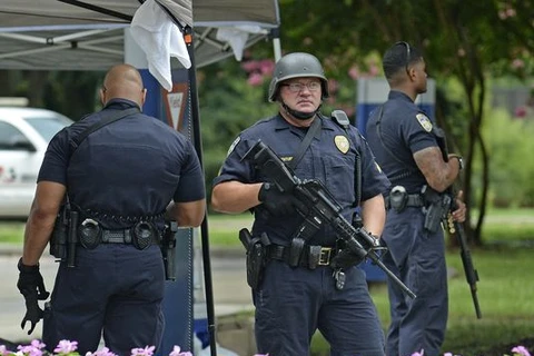 Cảnh sát Mỹ xuất hiện quanh ngôi nhà của Long trong ngày 17/7 (Nguồn: USA Today)