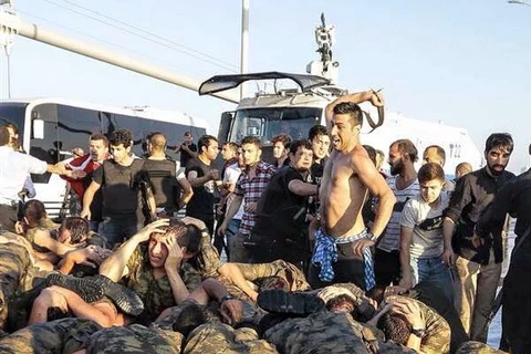 Lính đảo chính bị người biểu tình chặt đầu ở Thổ Nhĩ Kỳ
