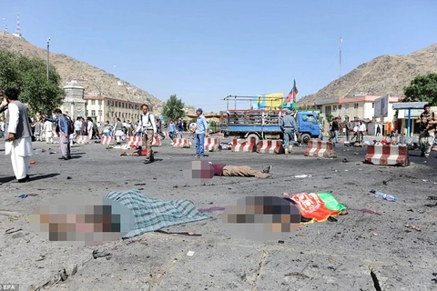 Hàng ngàn người Hazara Shiite đang biểu tình ở Kabul khu vụ đánh bom xảy ra. (Nguồn: Daily Mail)