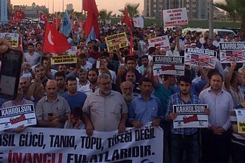 Người biểu tình Thổ Nhĩ Kỳ phản đối Mỹ ngoài căn cứ quân sự Incirlik (Nguồn: RT)