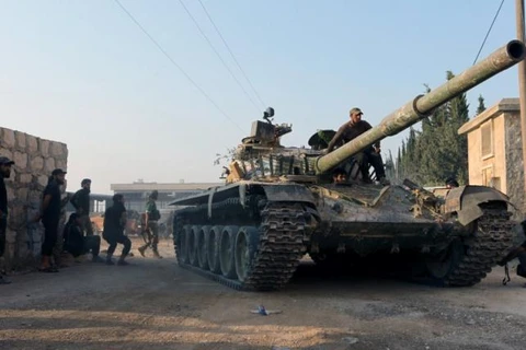 Xe tăng của phiến quân di chuyển trong một học viện quân sự ở​Aleppo. (Nguồn: Reuters)