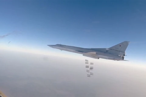 Máy bay ném bom Tu-22 của Nga dội bom vào nhà máy sản xuất vũ khí hóa học của IS (Nguồn: RT)
