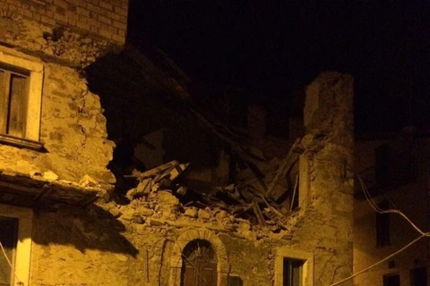 ức ảnh do người dùng Twitter với nick flavio maccarone chụp một công trình bị hư hại do động đất tại Amatrice. (Nguồn Twitter)