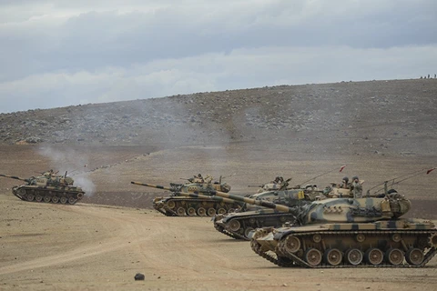 Xe tăng Thổ Nhĩ Kỳ đã tấn công mạnh vào các vị trí của IS. (Nguồn: Sputnik)