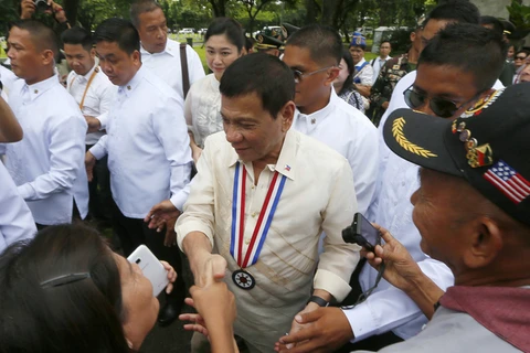 Chiến dịch chống ma túy của ông Duterte, dù khiến nhiều người chết, lại được dư luận trong nước ủng hộ. (Nguồn: Daily Mail)