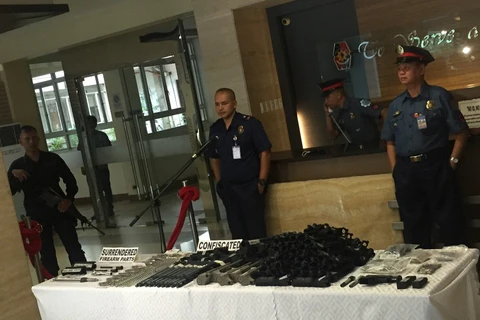 Các bộ phận dùng để lắp ráp súng M-16 bị cảnh sát thu giữ. (Nguồn: GMA News)