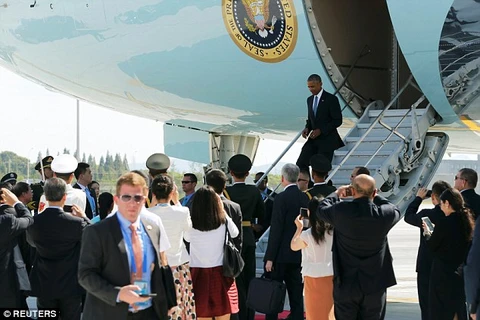 Trong chuyến đi tới Hàng Châu, ông Obama phải rời khỏi Air Force One bằng thang riêng của máy bay. (Nguồn: Daily Mail)