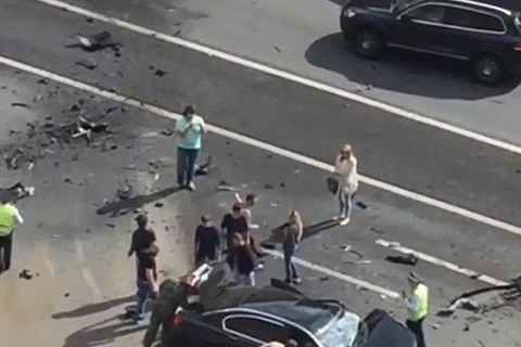 Chiếc BMW màu đen vỡ nát sau vụ tai nạn. (Nguồn: Daily Mail)