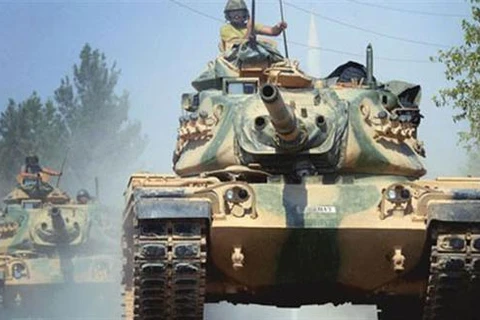 Trang Almasdar News cho biết 2 xe tăng Thổ Nhĩ Kỳ đã bị phiến quân phá hủy. (Nguồn: Almasdar News)
