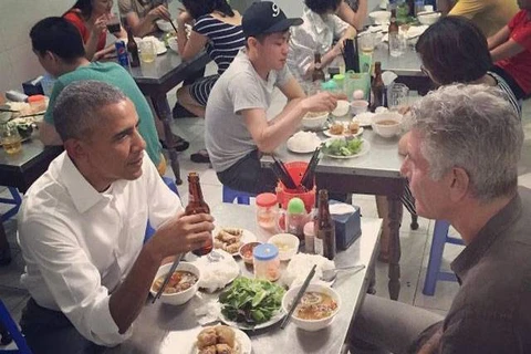 Ông Obama thưởng thức bún chả Hương Liên khi thăm Việt Nam. (Nguồn: Tribune.com.pk)