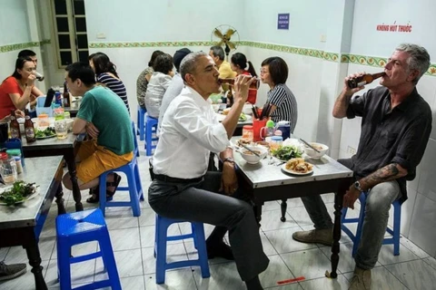 Ông Obama uống bia và ăn bún chả với ông Bourdain khi ở Hà Nội. (Nguồn: Daily Beast)