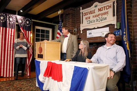 Hoạt động bầu cử tổng thống diễn ra tại cộng đồng dân cư Dixville Notch ở bang New Hampshire. (Nguồn: Daily Mail)