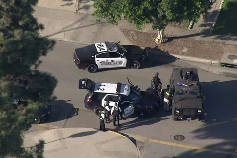 Cảnh sát và lực lượng SWAT đã có mặt gần nơi xảy ra vụ nổ súng. (Nguồn: LA Times)