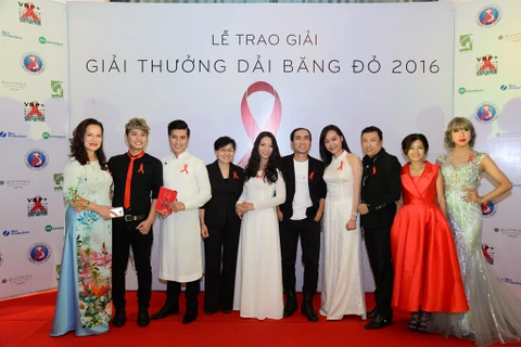 Chị Đào Phương Thanh (rìa trái) người đoạt giải Thành Đạt, đạo diễn, diễn viên Hồng Ánh và các đại biểu dự lễ trao giải Dải băng đỏ.
