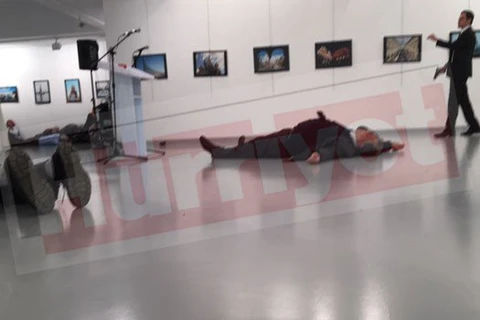 Hình ảnh từ hiện trường vụ tấn công đại sứ Andrey Karlov. (Nguồn: Hurriyet) 