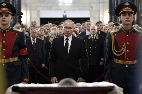 Bức ảnh cho thấy ông Putin thể hiện sự đau buồn trong lễ tang của ông Karlov. (Nguồn: Sputnik)