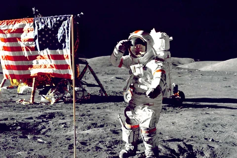 Cernan giơ tay chào trước lá quốc kỳ Mỹ được cắm trên Mặt trăng. (Nguồn: NASA)