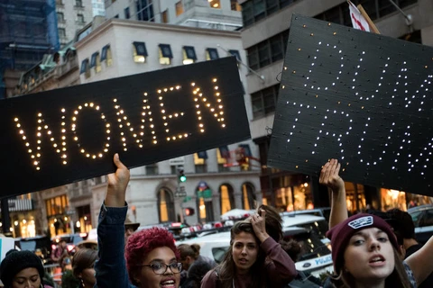 Phụ nữ xuống đường biểu tình chống Trump trong ngày ông nhậm chức. (Nguồn: Ell)