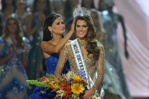 Hoa hậu Hoàn vũ 2015 Pia Wurtzbach trao lại vương miện cho Hoa hậu Pháp Iris Mittenaere. (Nguồn: AFP) 