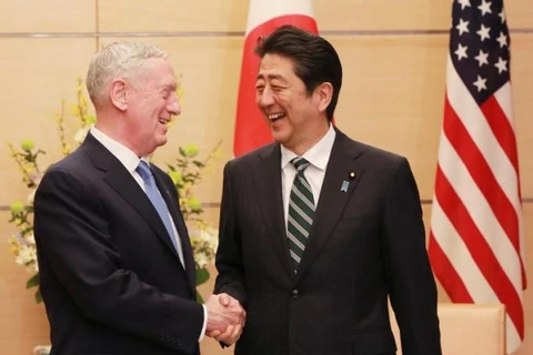 Thủ tướng Nhật Bản Shinzo Abe (phải) trong cuộc gặp với Bộ trưởng Quốc phòng Mỹ Jim Mattis. (Nguồn: AFP) 