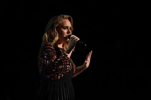 Adele trình diễn ca khúc 'Hello" đình đám trong đêm trao giải Grammy. (Nguồn: AFP)