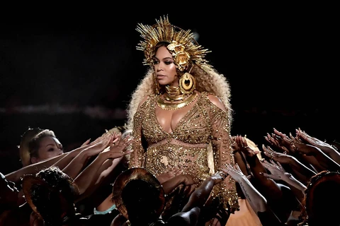 Beyonce đã thống trị sân khấu đêm trao giải Grammy với màn trình diễn hoành tráng của cô. (Nguồn: EW)