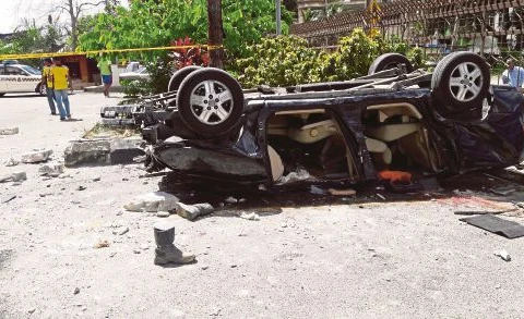 Chiếc xe Innova vỡ vụn sau khi rơi khỏi bãi đậu xe. (Nguồn: New Straits Times)