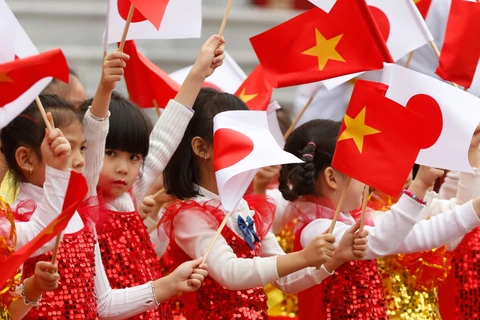Trẻ em Việt Nam chào đón Thủ tướng Nhật Bản Shinzo Abe sang thăm vào tháng 1/2017. (Nguồn: AFP)