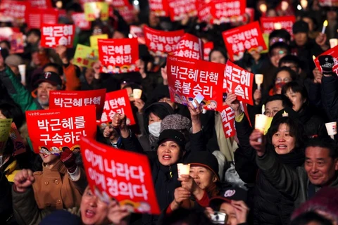 Người biểu tình Hàn Quốc xuống đường chống lại bà Park. (Nguồn: AFP)