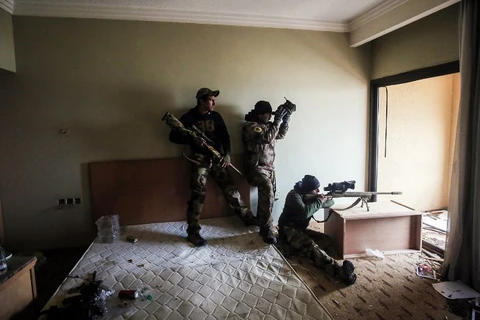 Đặc nhiệm CTS của quân đội Iraq chiếm lĩnh vị trí trong một khách sạn ở Mosul. (Nguồn: AFP)