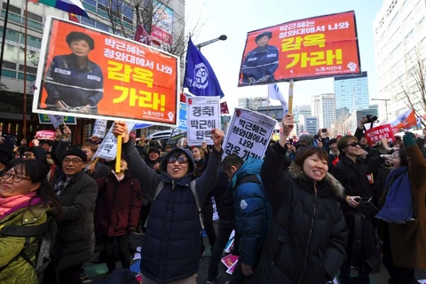 Các nhà hoạt động chống chính quyền ăn mừng sau khi hay tin bà Park bị phế truất. (Nguồn: AFP)