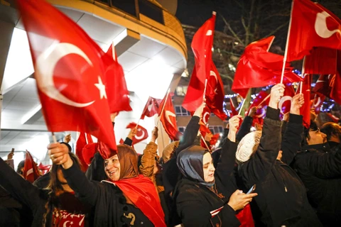 Người Thổ Nhĩ Kỳ tại Hà Lan biểu tình bên ngoài lãnh sự quán Thổ Nhĩ kỳ ở Rotterdam đòi gặp bà Fatma Betul Sayan Kaya. (Nguồn: EPA) 