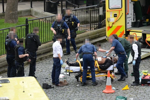 Cấp cứu các nạn nhân bị thương bởi vụ khủng bố kinh hoàng ở London. (Nguồn: Daily Mail)