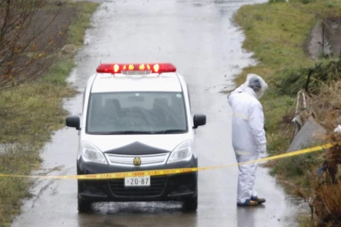 Cảnh sát Nhật Bản kiểm tra tìm kiếm chứng cứ tại khu vực phát hiện thi thể bé Linh. (Nguồn: Japan Times)