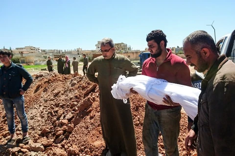 Chôn cất nạn nhân thiệt mạng sau một vụ tấn công bằng khí độc ở Syria. (Nguồn: AFP) 
