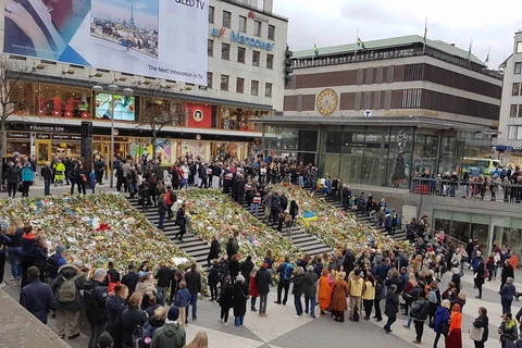 Ngày 10/4, Thụy Điển đã tổ chức lễ tưởng niệm các nạn nhân trong vụ tấn công khủng bố bằng xe tải khiến 4 người thiệt mạng và 15 người bị thương trên phố Drottninggatan. (Ảnh: Hiếu Đoàn từ Stockholm)
