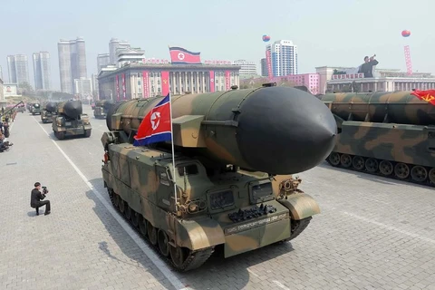 Tên lửa xuất hiện trong cuộc diễu binh kỷ niệm 105 năm ngày sinh cố Chủ tịch Kim Nhật Thành ở Bình Nhưỡng. (Nguồn: NY Times)