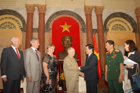 Gorbatko (thứ 4 từ trái sang) tới Việt Nam tham dự một số hoạt động kỷ niệm hồi năm 2015. (Nguồn: Tạp chí Bạch Dương)