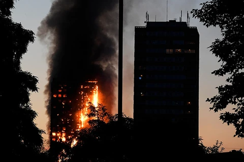 Hình ảnh cho thấy cả tòa nhà đang bốc cháy. (Nguồn: RT)