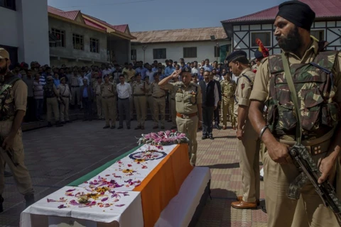 Các nghi phạm khủng bố đã sát hại tổng cộng 8 viên cảnh sát Ấn Độ ở Kashmir trong 2 ngày qua. (Nguồn: Zee News)