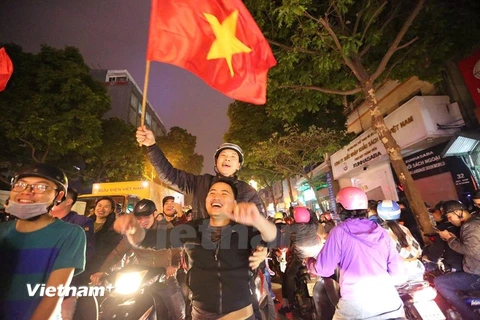 Người dân thủ đô xuống đường mừng chiến thắng của đội U23 Việt Nam. (Ảnh: Lê Minh Sơn)