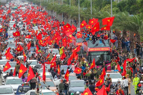 Khoảnh khắc hàng vạn lá cờ đỏ sao vàng tung bay trong gió khiến nhiều người tự hào xúc động (Ảnh: Lê Minh Sơn/Vietnam+)