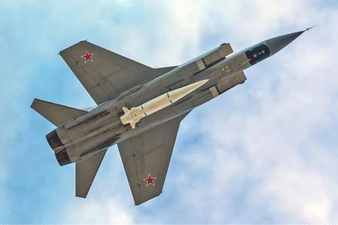 Máy bay MiG 31 mang tên lửa siêu vượt âm Kinzhal. (Nguồn: Sputnik)