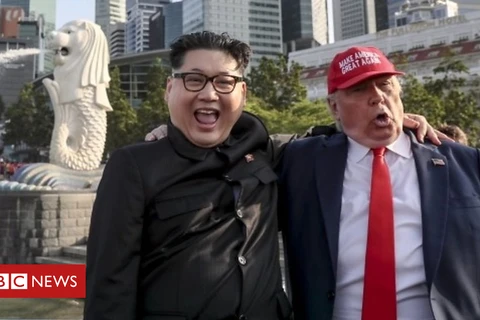 Hai người giả dạng nhà lãnh đạo Triều Tiên Kim Jong un và Tổng thống Mỹ Donald Trump. (Nguồn: BBC)