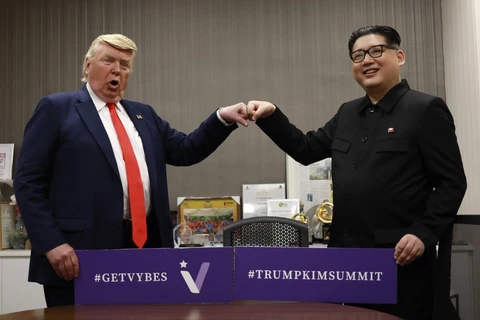 Howard X thủ vai nhà lãnh đạo Triều Tiên Kim Jong un cụng tay với Dennis Alan, người vào vai Tổng thống Mỹ Donald Trump. (Nguồn: Shanghaiist)