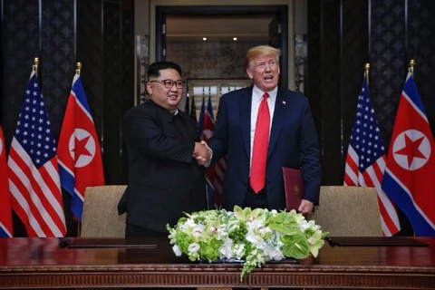 Ông Kim và ông Trump sau lễ ký kết văn kiện. (Nguồn: Straits Time)